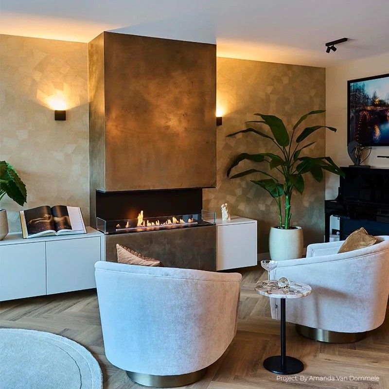 Three-sided fireplace, lounge