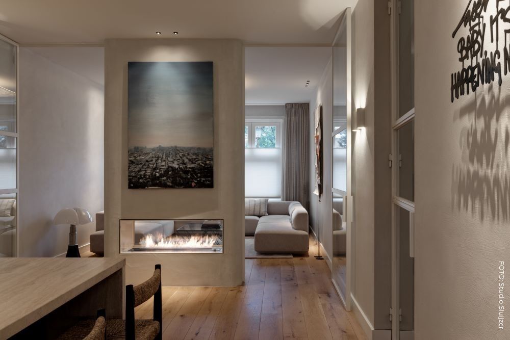 See-through bioethanol fireplace between two rooms